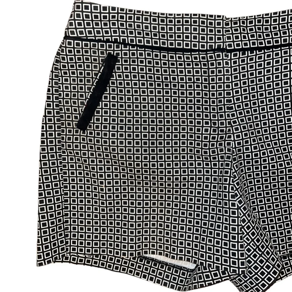 Anne Klein Black & White Shorts Size 10‎